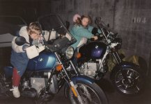 Kinder in 90er Jahren auf Töff verpixelt.jpg