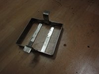 07 Batteriehalterhaltelaschen.jpg