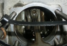 BMW R80 Zylinder rechts Ölbohrung.jpg