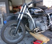 R80 Suzuki Tank Lampenhalter standrohre.jpg