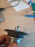 Fremdkörper auf Vergaserkolben.jpg Fremdkörper auf Vergaserkolben.jpg