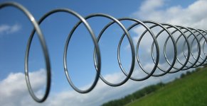 Spirale-an-einem-Weidezaun-a21394500.jpg