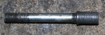 Stehbolzen_Zylinderdeckel_links.jpg