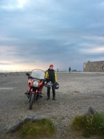 J mit Töff am Kap Kopie.jpg