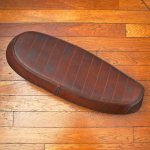 selle-en-cuir-triumph-bonneville-scrambler-brun-noir-vintage-vieilli-baak.jpg
