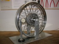 2.50x18 R100R Vorderrad in Zentrierbock.jpg